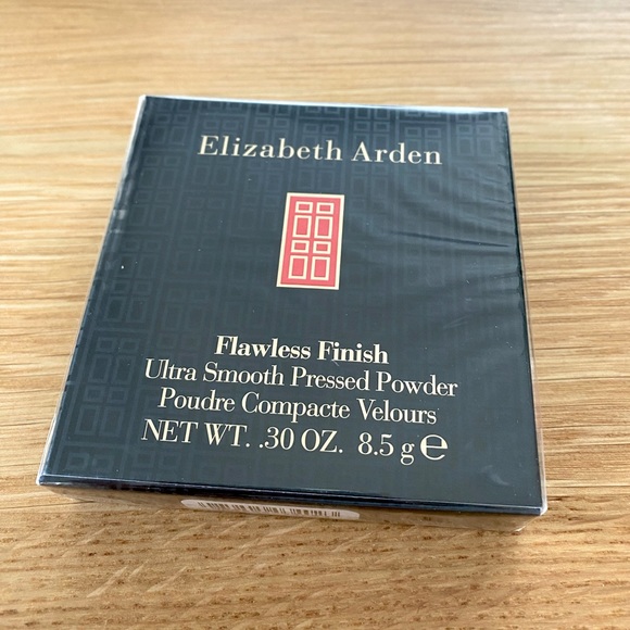 ELIZABETH ARDEN Flawless Finish Pressed Powder in Medium 03 - Picture 1 of 3